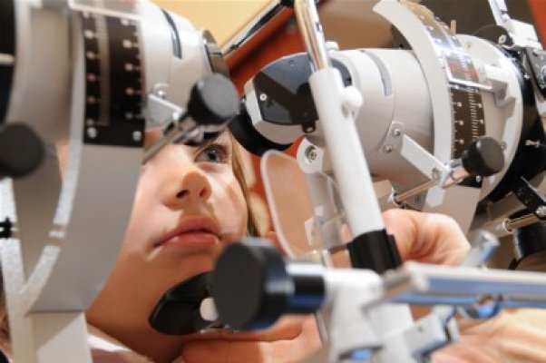 Investigaţii oftalmologice gratuite pentru mangalioţi